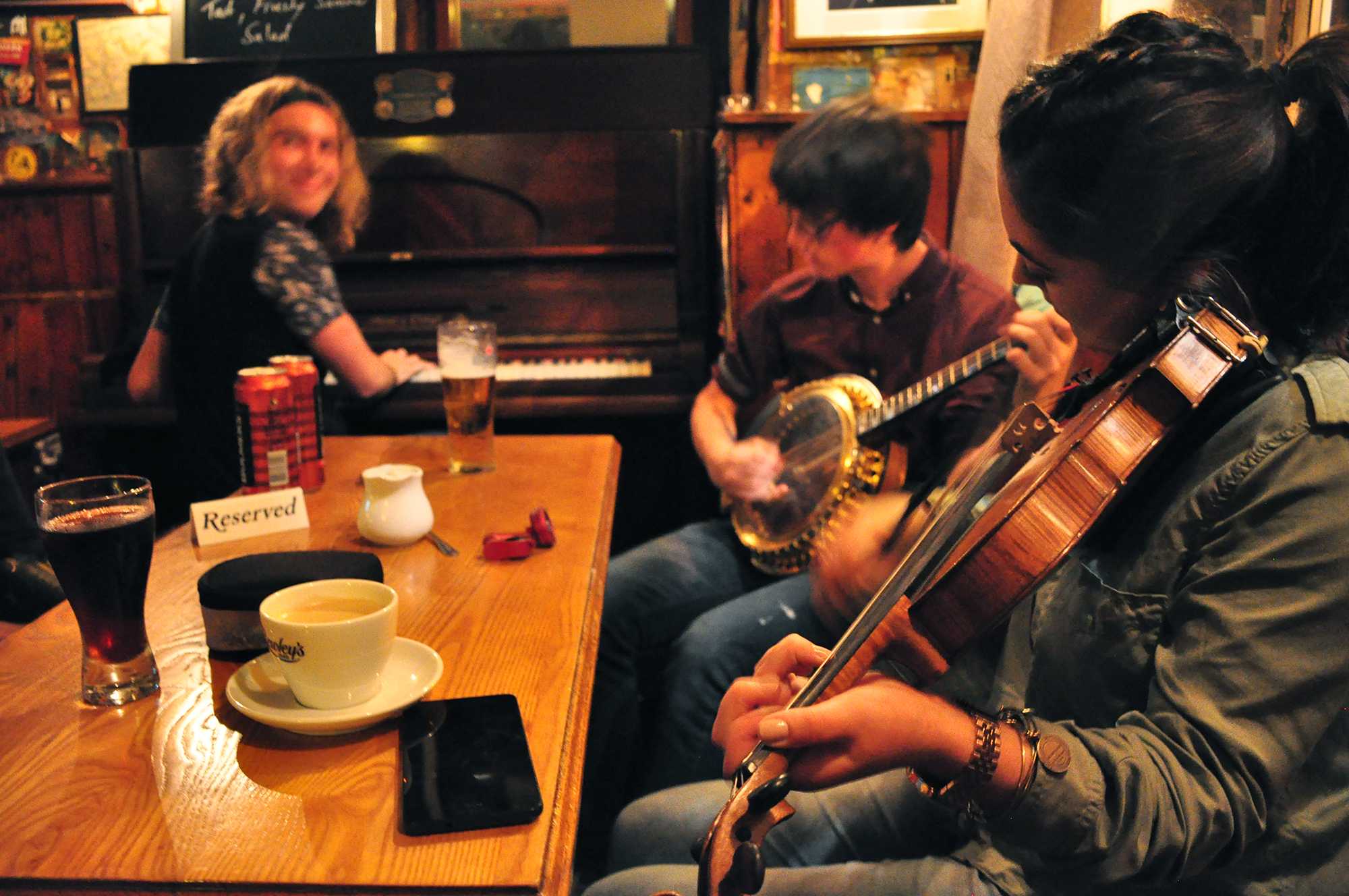 Traditional Irish music at the Roadside Tavern